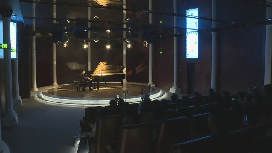 在成都芯智慧音乐博物馆,一场钢琴独奏音乐会让钢琴爱好者近距离感受
