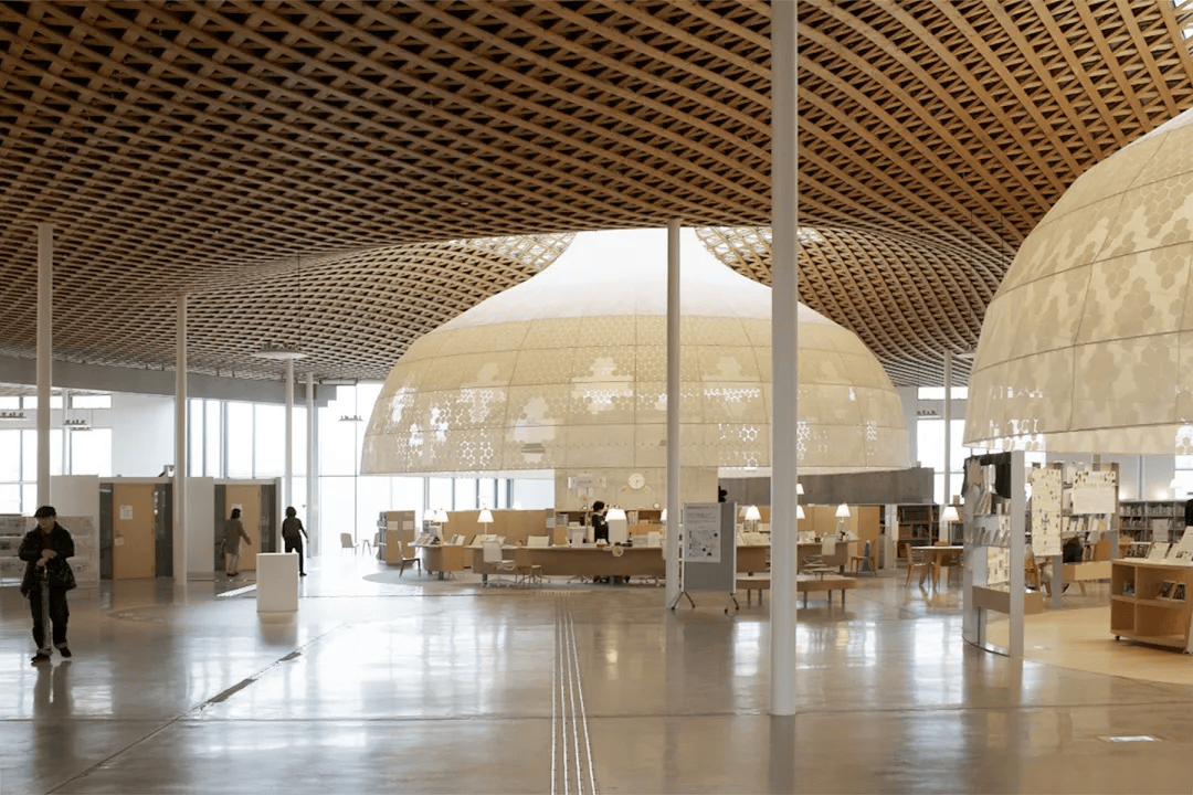 二楼的图书馆是整个建筑最出彩,也是建筑界讨论度最高的部分,天花板上