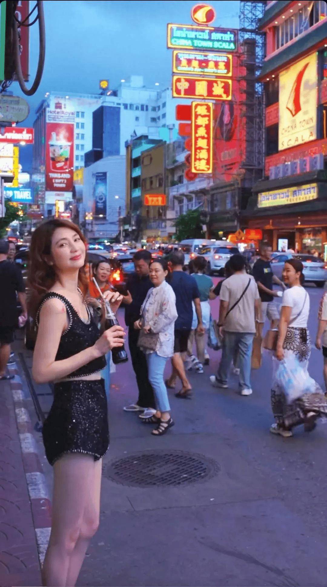 52岁洪欣穿短裤露长腿,路人阿姨频频侧目,张丹峰要有危机感了