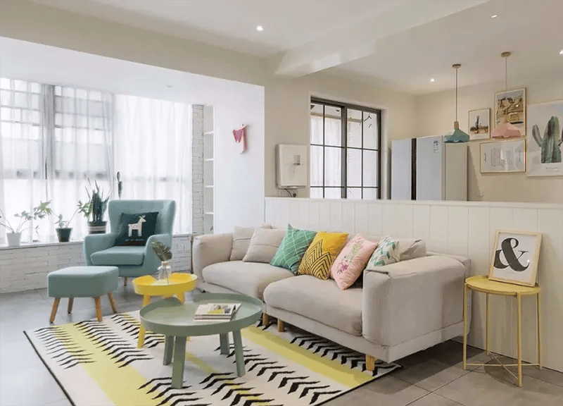 小客厅也要精致装修,小茶几是明智之选,不显拥挤更显大气