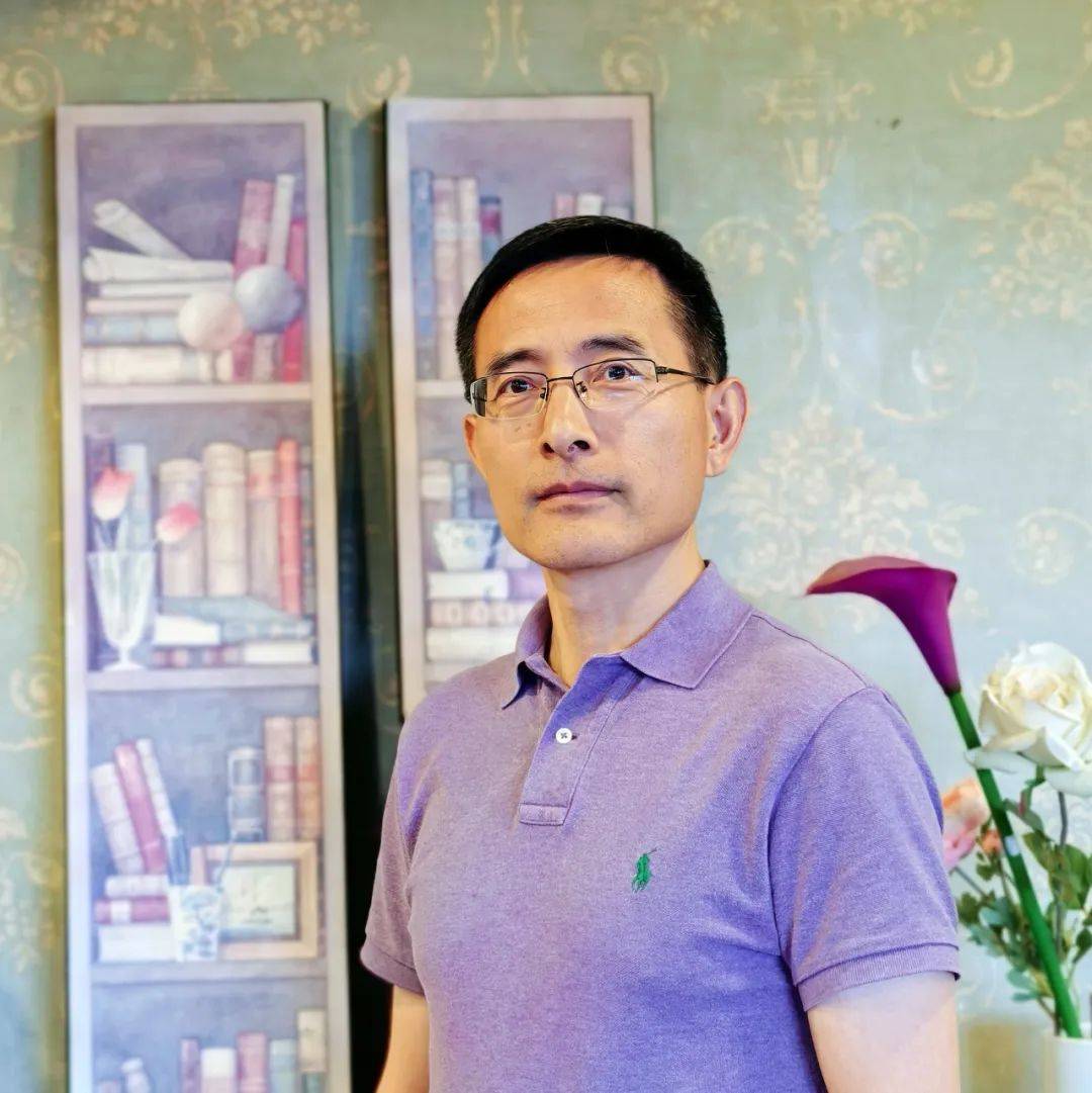 曾任教于解放军外国语学院;先后毕业于解放军外国语学院,北京师范大学