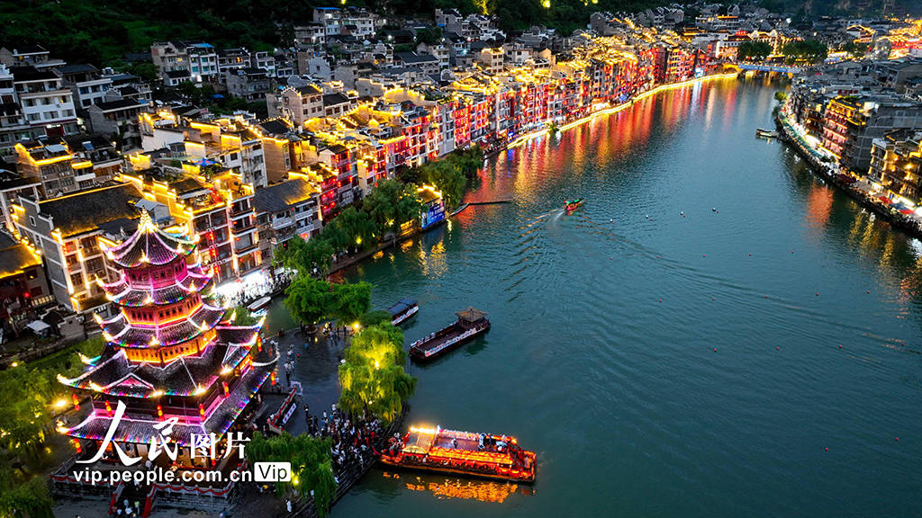 贵州镇远:"夜经济"丰富假日生活