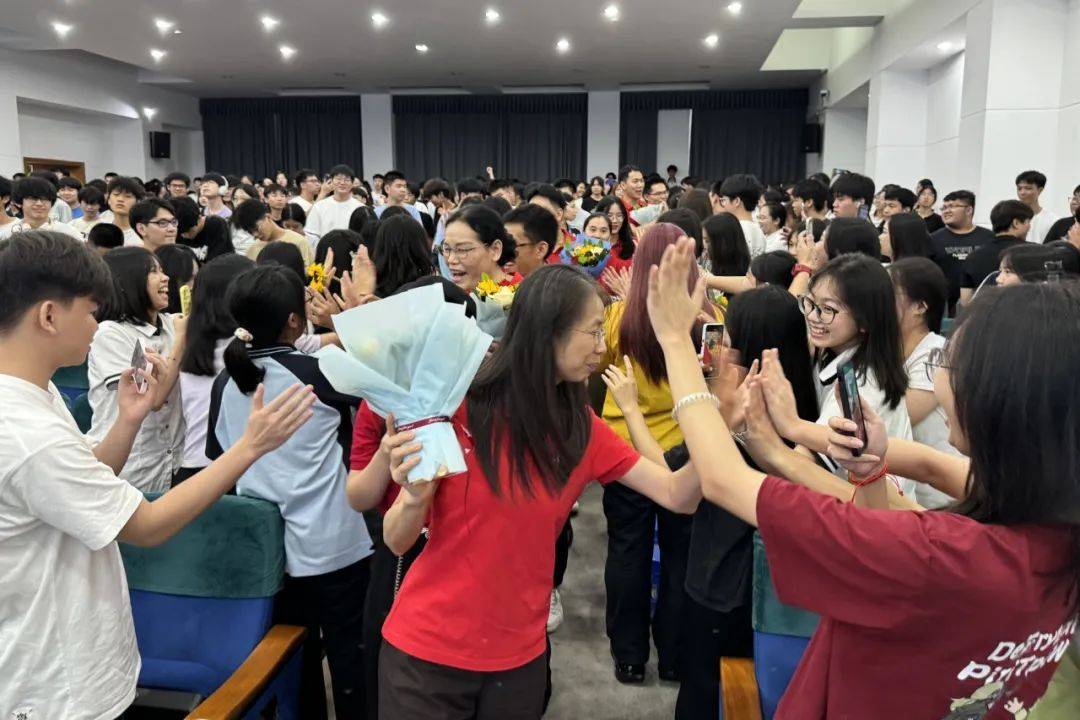 梦启新篇 扬帆致远赴锦程——南宁外国语学校举行2024届高中毕业典礼