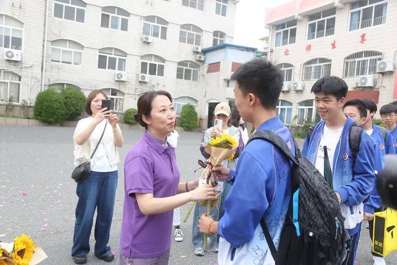 "七"开得胜 "中"灵毓秀——青岛七中举行2021级离校仪式