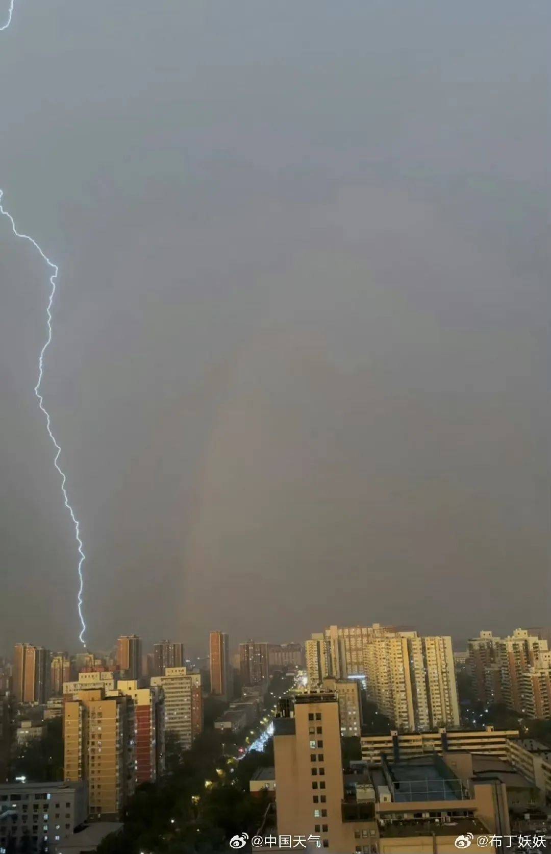 北京疾风骤雨,电闪雷鸣!一秒"入夜"!太吓人了
