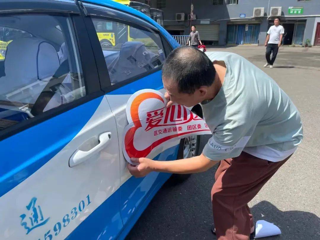 团潼南区委,潼南区交通运输委共集结100余辆出租车,组成爱心送考志愿