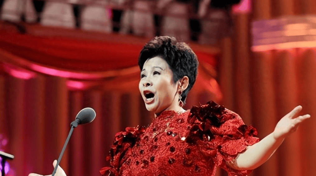 国家一级演员董文华:62岁现身陕西农村舞台献唱,舞台虽简陋,唱功却不