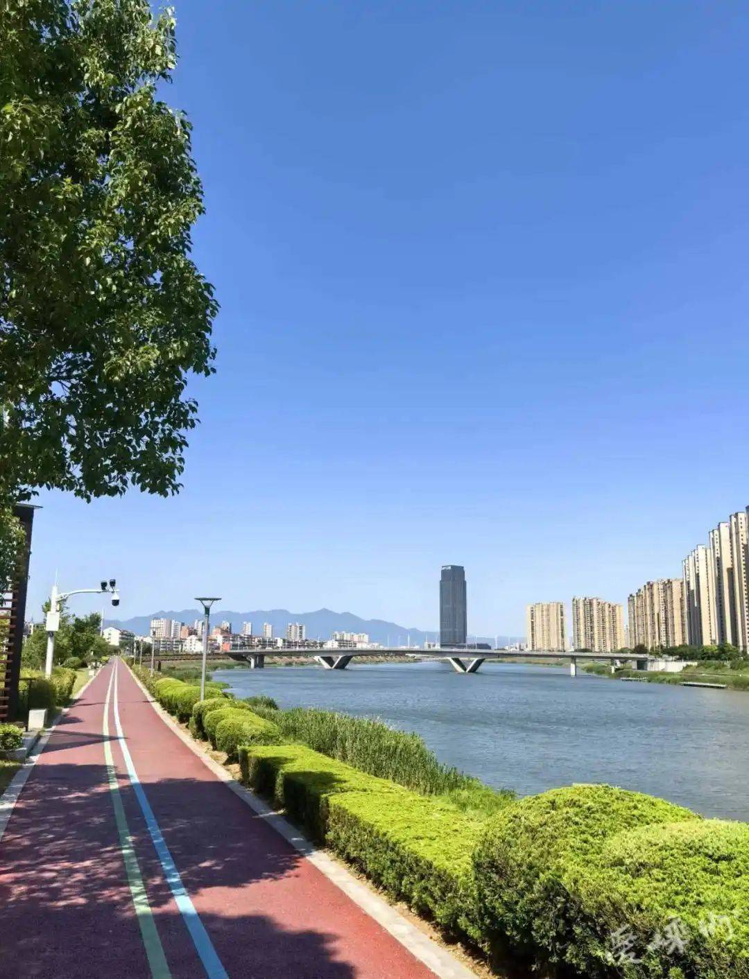 【富乐嵊州 越来越好】江边长堤映碧水 蓝天白云共画屏_宁静_夏日