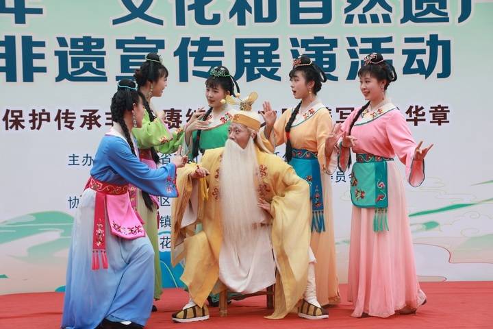 2024文化和自然遗产日展演活动贵阳青岩古镇举行