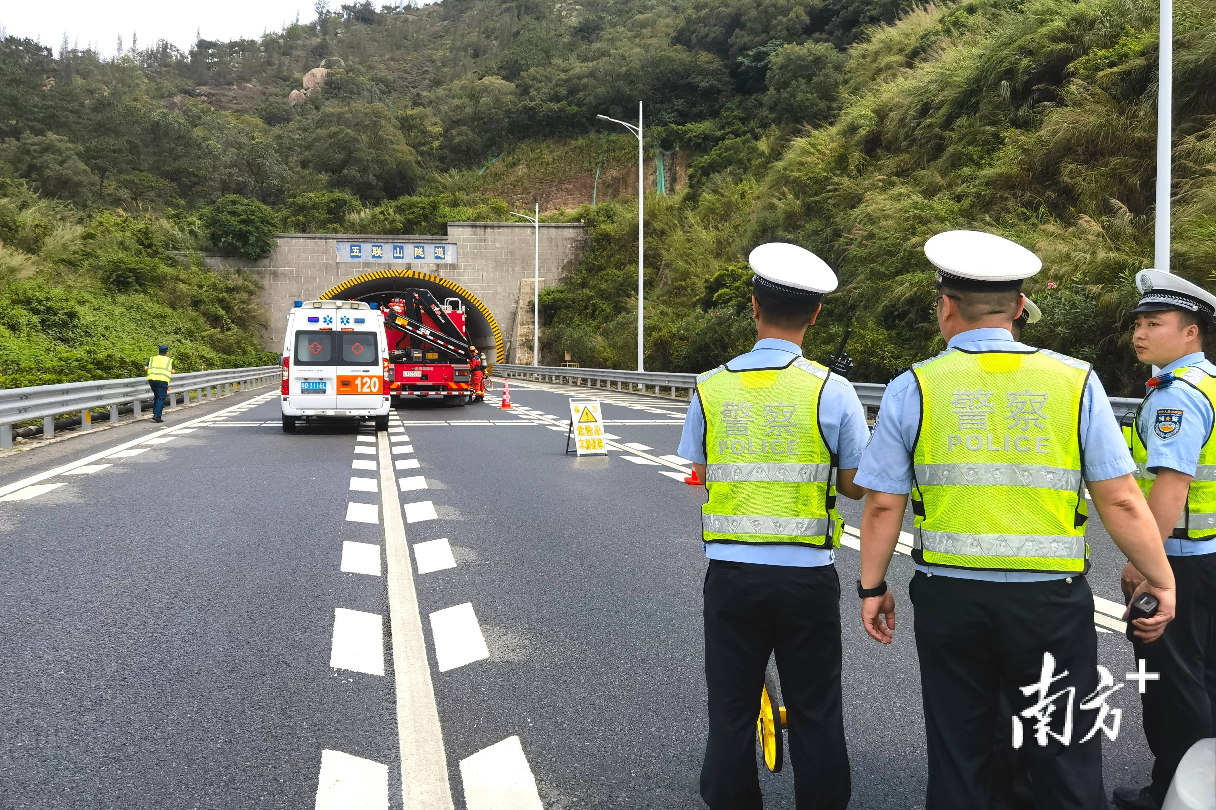 汕湛高速五联山隧道入口开展应急演练,部分车道短暂围蔽