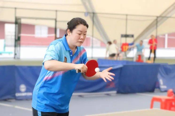 运动员们紧握球拍,眼神专注,盯着球桌上来回跳跃的乒乓球,大展球技