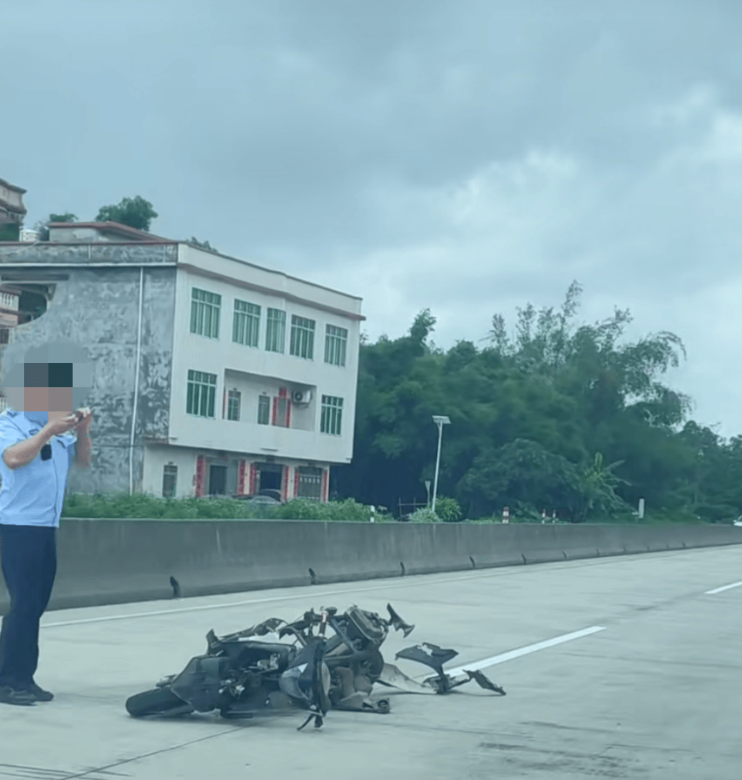 一男子骑摩托车撞上小车,不幸殒命!