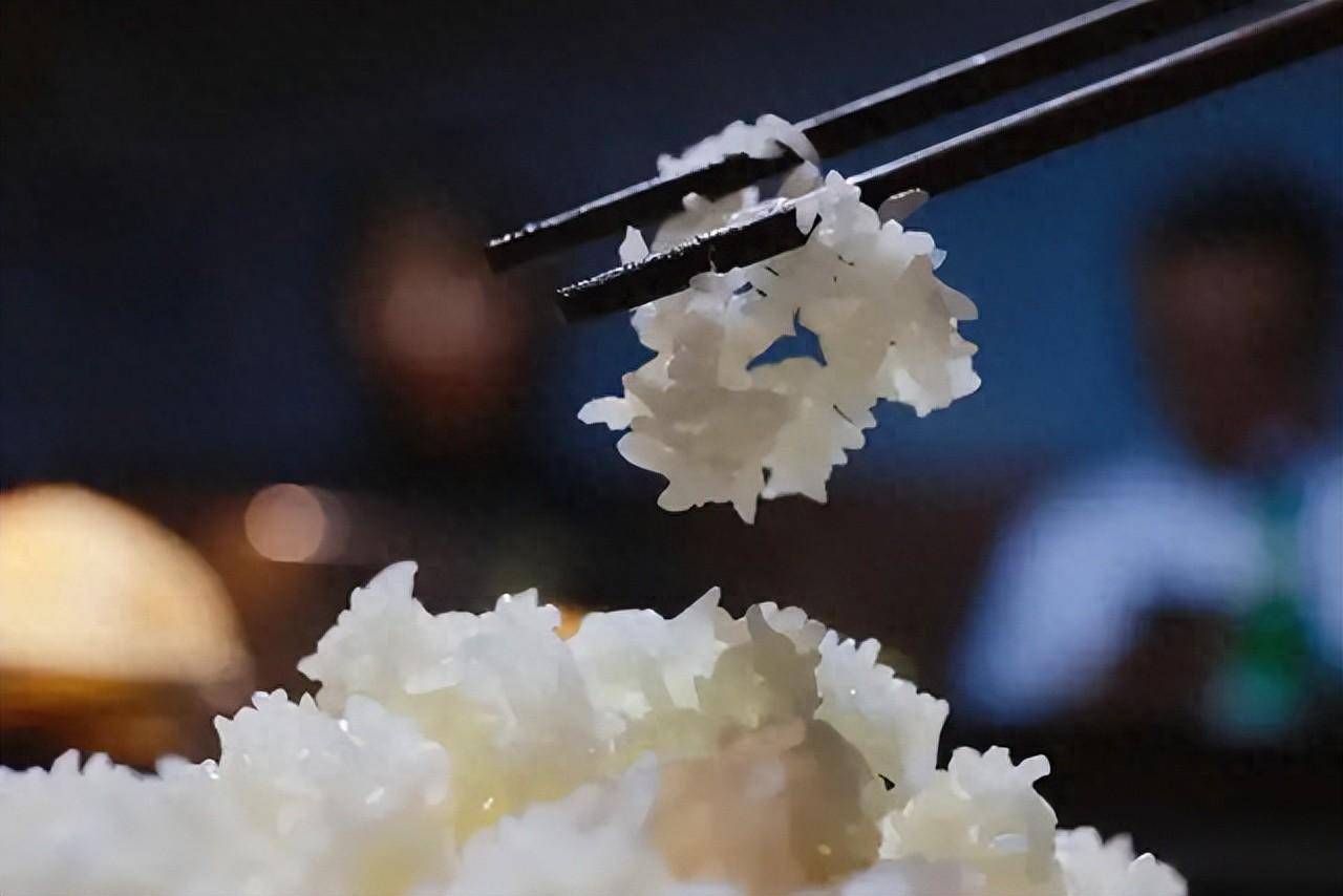 一顿饭吃太饱的人,身体在经历什么_心脏_食物_状态