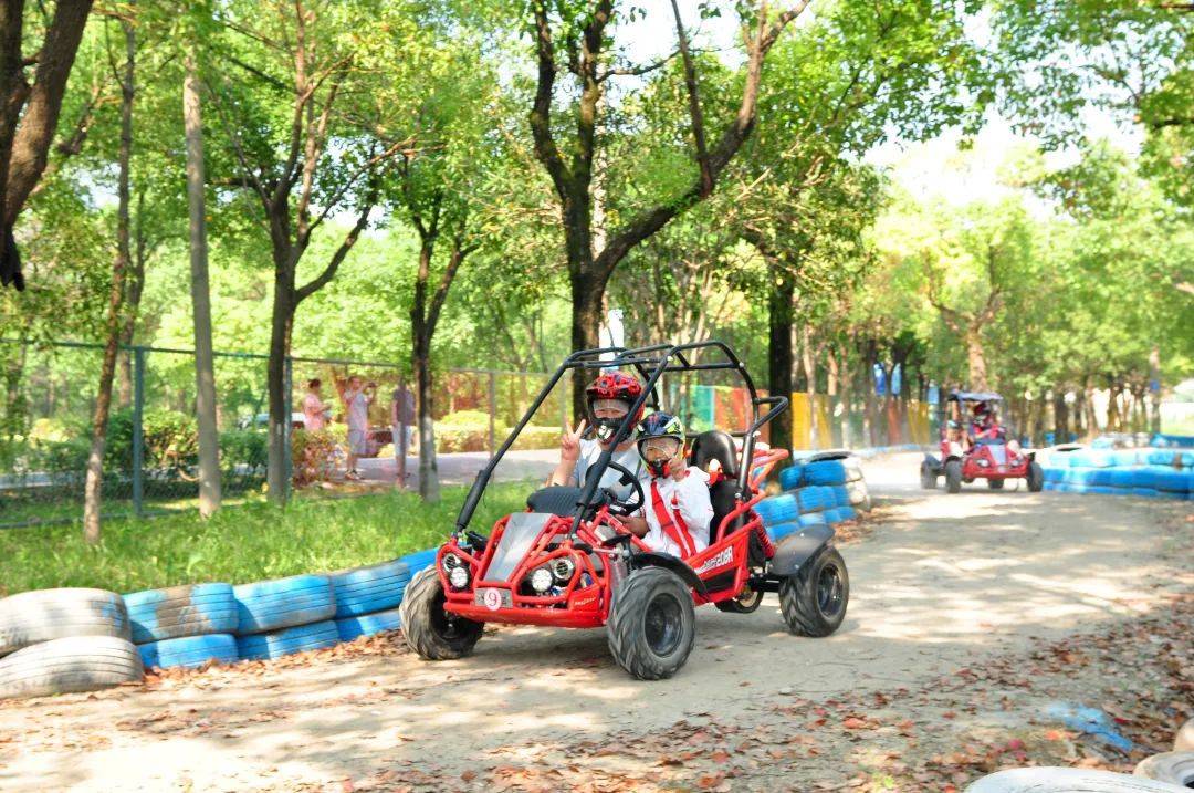 热血沸腾的越野卡丁车,紧张刺激的空中绳索探险和丛林网兜,造型复古的