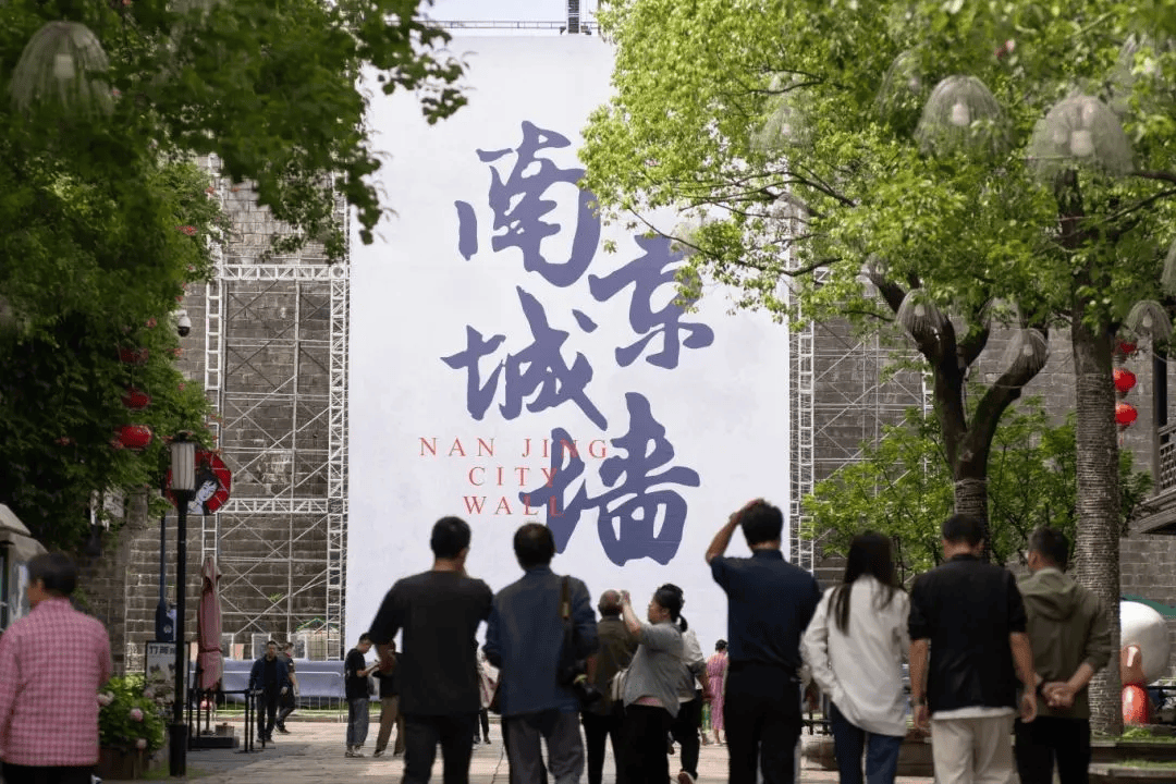 玄武湖龙舟赛据南京文旅报道,端午小长假全市共接待游客549万人次.