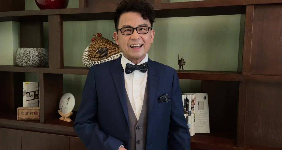 黄一山带患罕见病儿子回港,28岁儿子终身坐轮椅毛毯从头包到脚