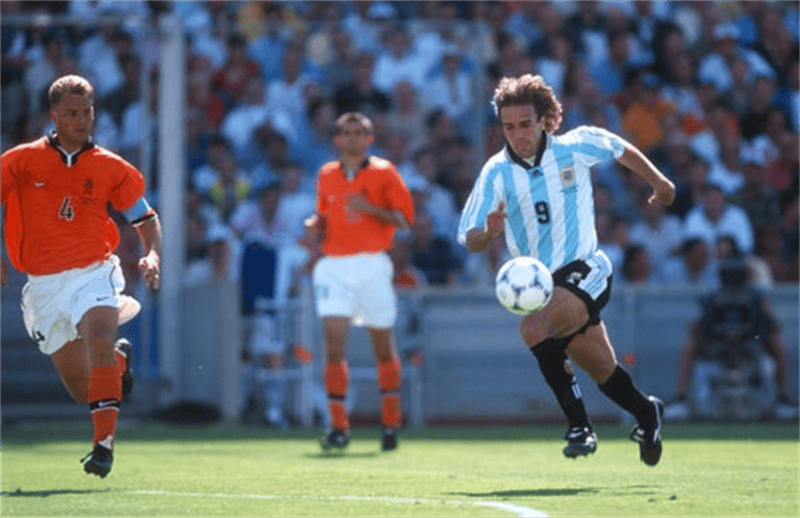 任荷兰队长功过参半,当巴萨主力难言成功,传球大师是一把双刃剑