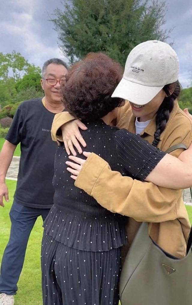 演员乔任梁七周年忌日,陈乔恩亲自扫墓,乔父母状态仍让人心疼