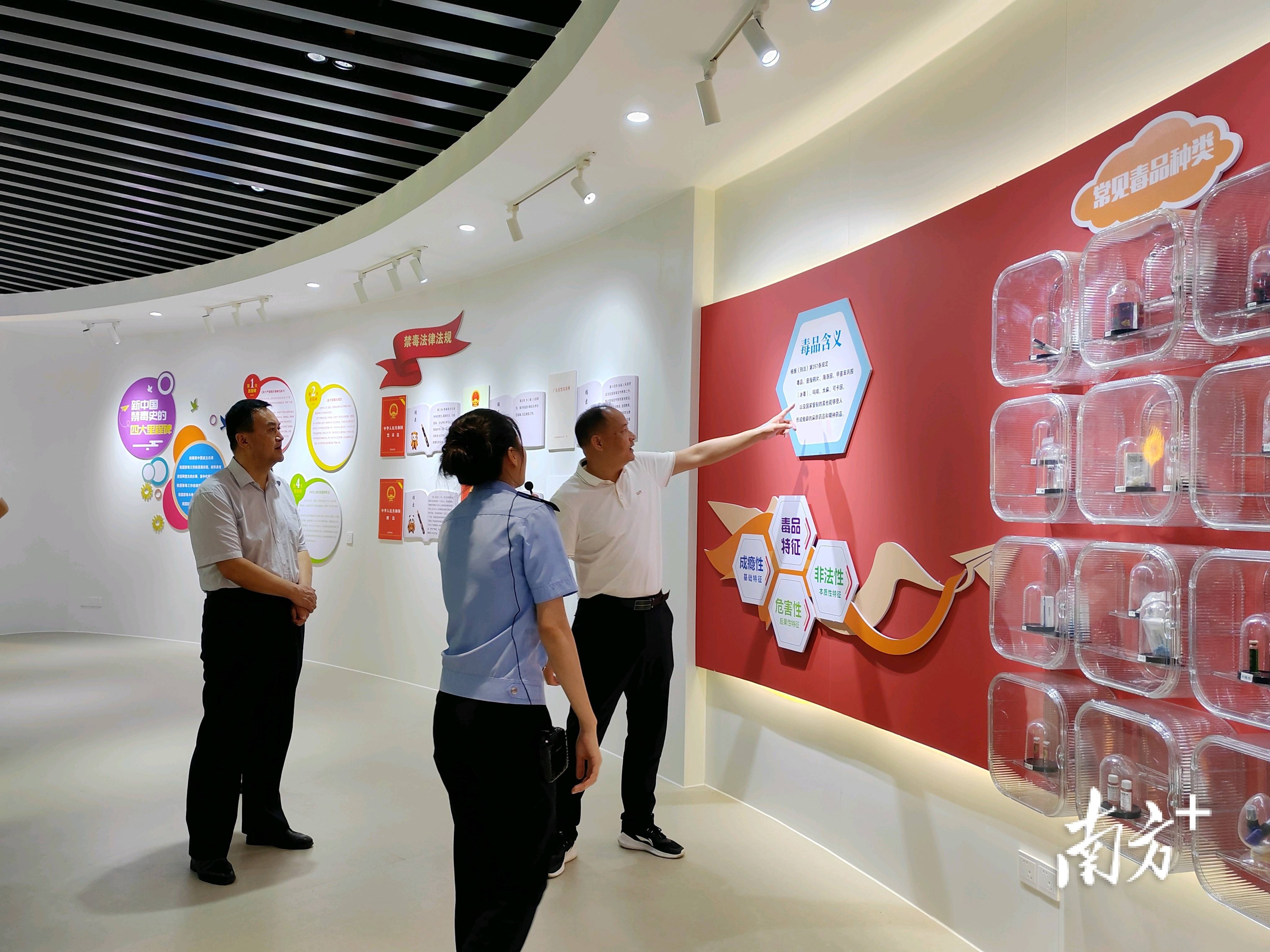 会前,县委书记梁世军一行先后到南广高铁郁南站青年志愿服务站,县禁毒