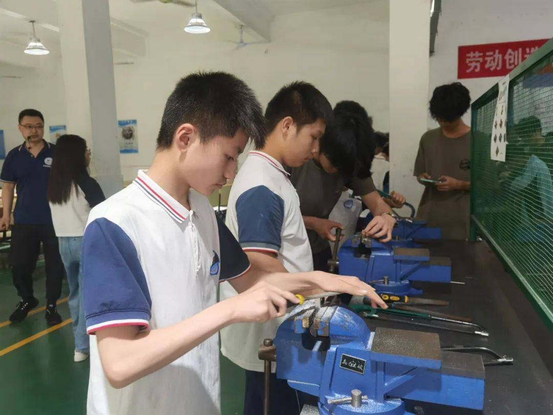 【校园动态】九江实验中学:走进高校共探科学梦