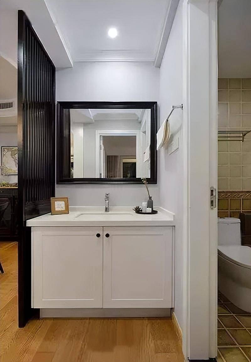 这些拉篮如同隐藏在墙内的宝藏,能够巧妙地收纳各类洗漱用品.