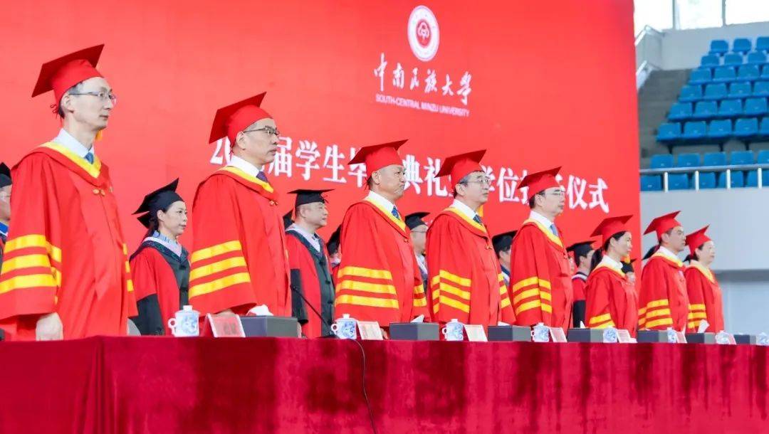 身着学士服的毕业生们如今却已到挥手作别之际仿佛还在眼前那个青春