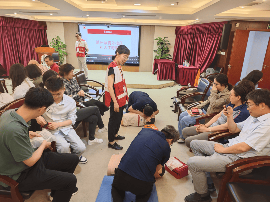 中国石化炼油销售公司联合长宁区红十字会开展持证应急救护员培训