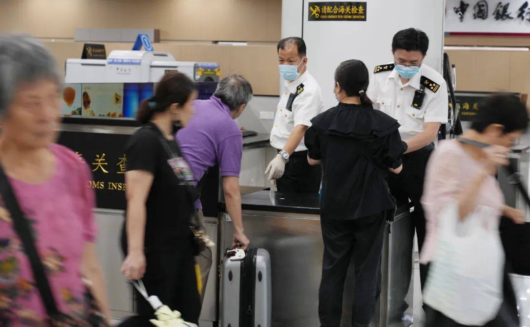 讲述关员自己的故事 | 旅检"潇洒哥"_肖秋兴_拱北海关_旅客