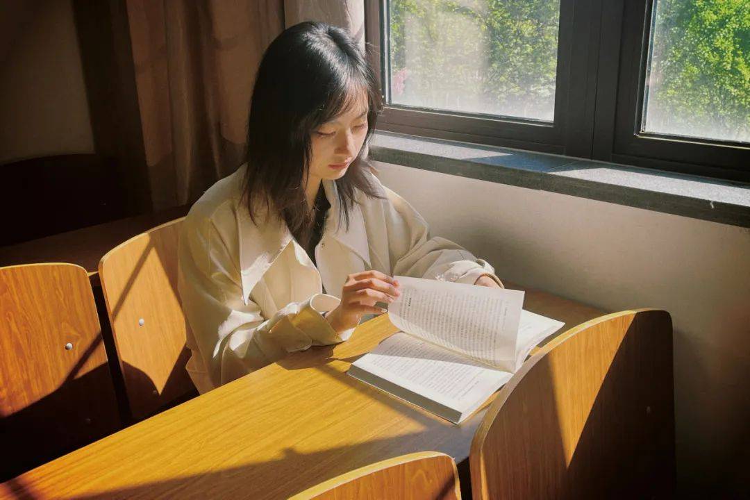 梦回教室,书页遗落,探索内心深处的求知之旅 梦回教室,书页遗落,探索内心深处的求知之旅