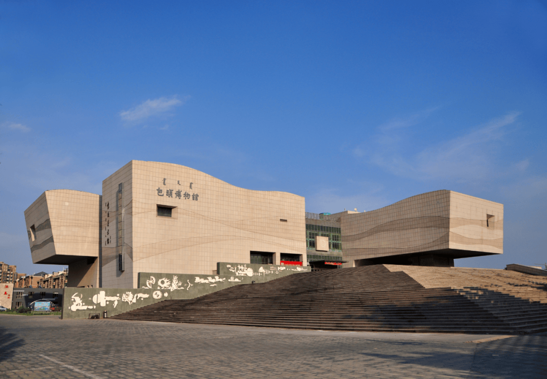 包头博物馆建筑外型以"草原上的巨石,巨石上的文化"为主题,气势恢宏