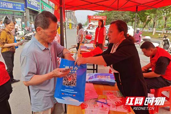 深入广场街头以政策宣传 讲解的模式,给市民发放宣传单,宣传扇,宣传