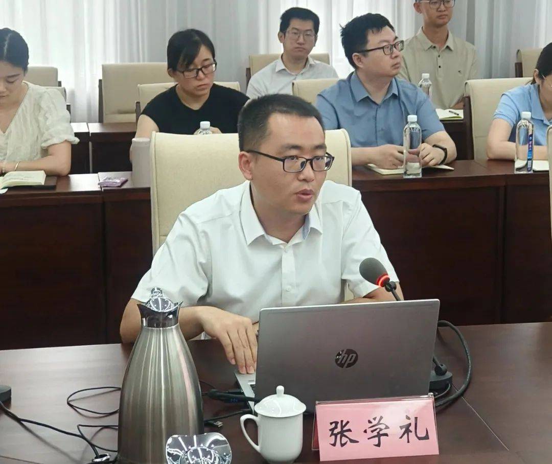 会议邀请市委办公室信息调研室张学礼同志进行专题辅导.