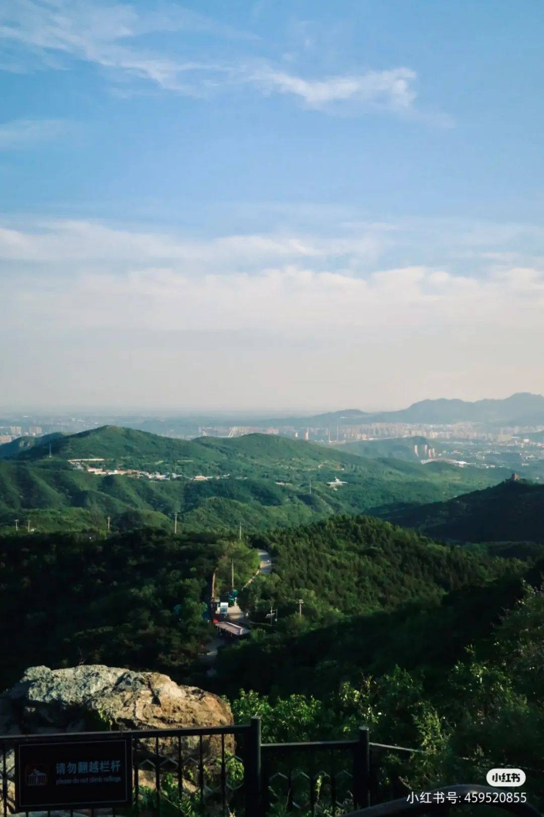 香山公园夏日的香山碧空如洗翠色欲滴