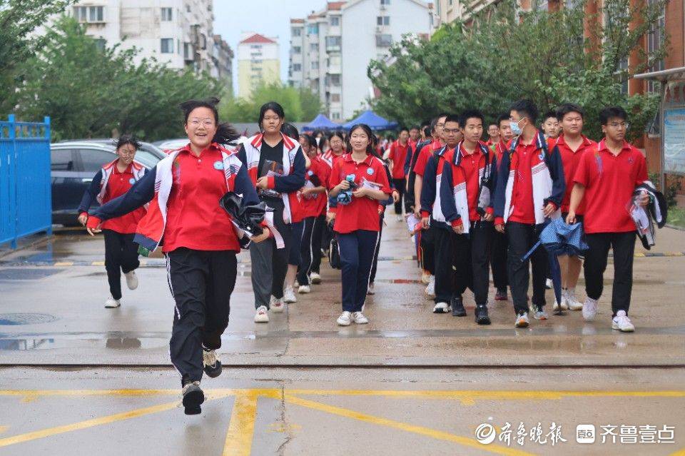 烟台考生轻松离场,家长考点外花式相迎