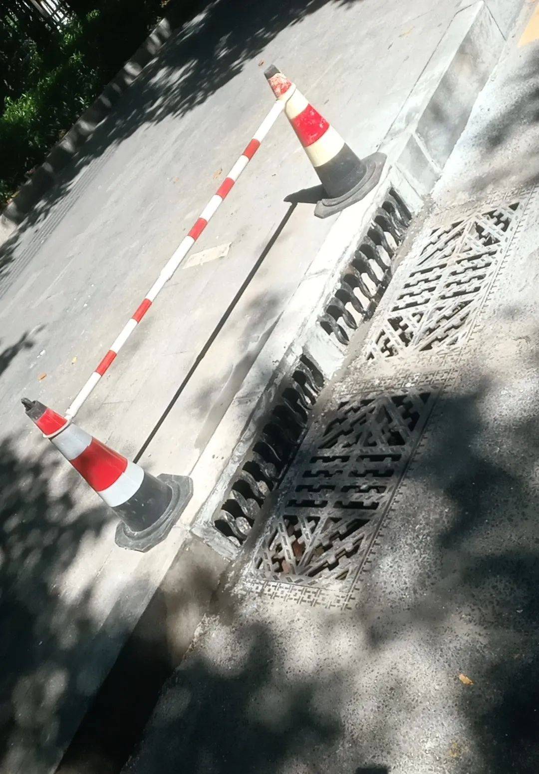 的雨水箅子,可以保障树叶杂物覆盖后,积水能从路缘石立面的雨水口排出