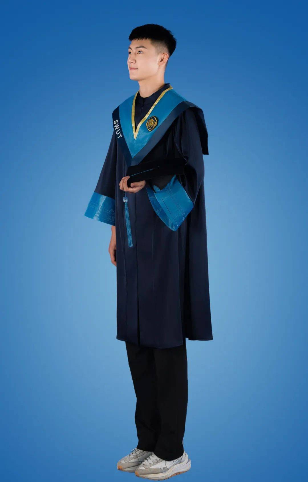 惊艳亮相!专属学位服拉满仪式感