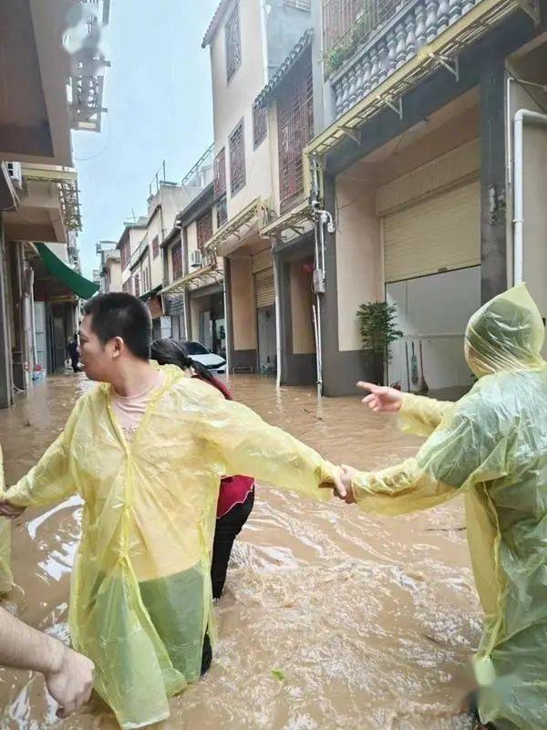 强降雨影响，梅州多地水浸，受灾现场情况...-广东梅州水灾