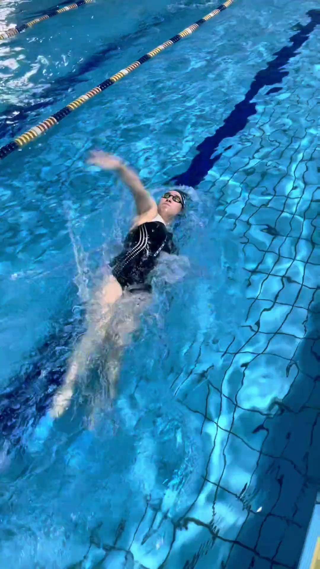 《线下进修训练》"掌握仰泳分解练习:从基础到精通的步骤"运动 游泳