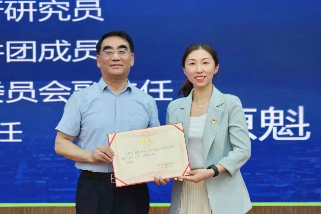 讲座结束后丁云霞校长,王燕洁副校长和曹爽主任为原魁教授颁发"河北