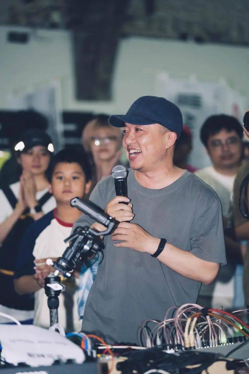 九三温暖演出现场七九三温暖七九三温暖的演出模仿了急救病人的声音他