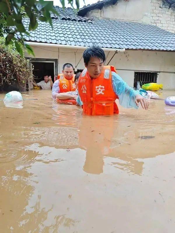 强降雨影响，梅州多地水浸，受灾现场情况...-广东梅州水灾