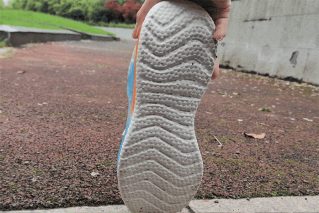 比某迪某克便宜!比某瑟士舒服,跑鞋界的路虎到底多虎?