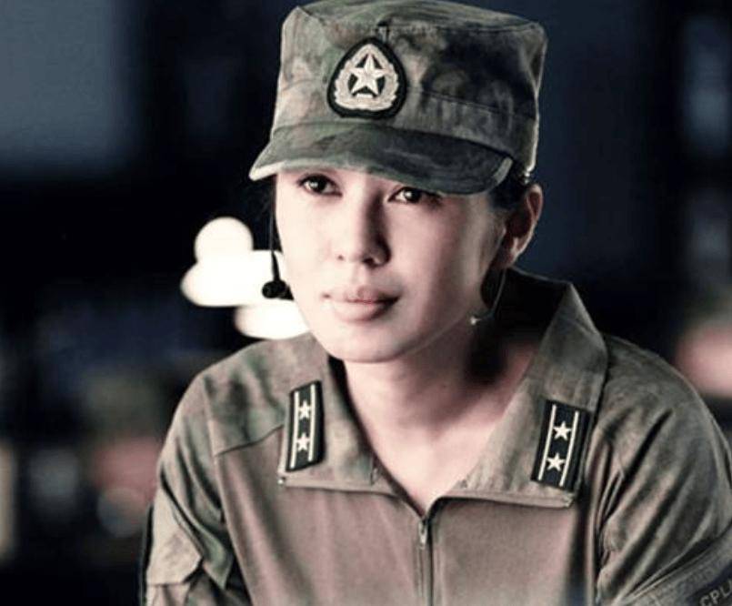 她曾把黄渤吻到害羞,与导演同居10年遭抛弃,今47岁身价高达40亿_余男