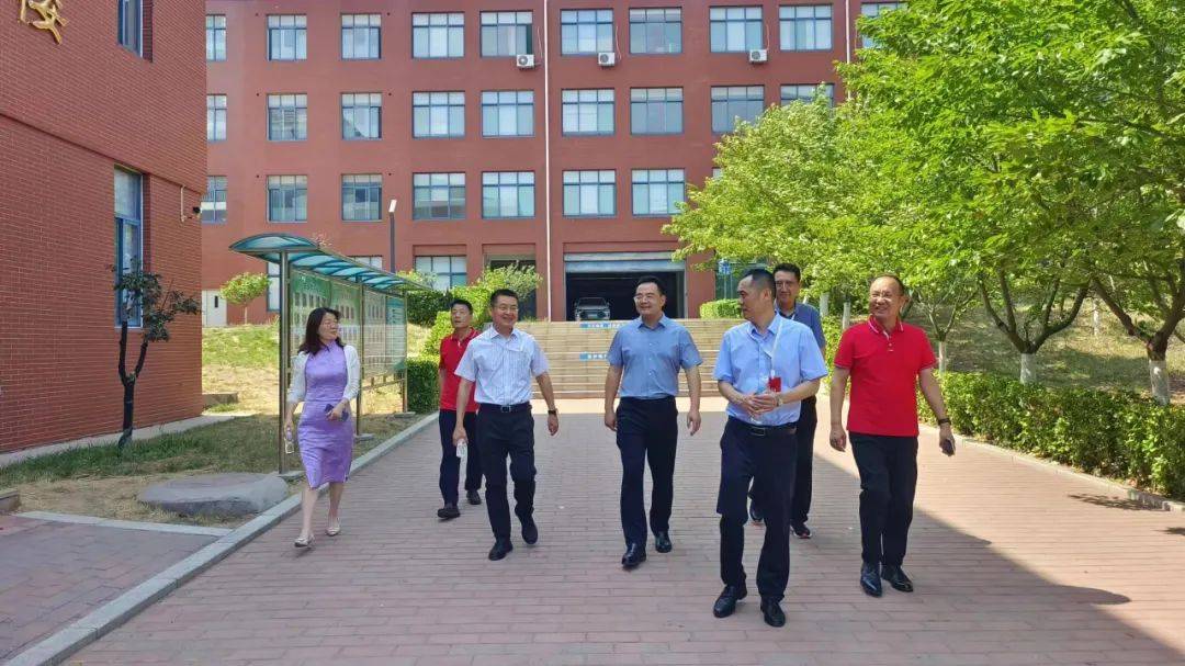 沂源县教育和体育局党组成员,副局长秦昌英,淄博电子工程学校校长魏述