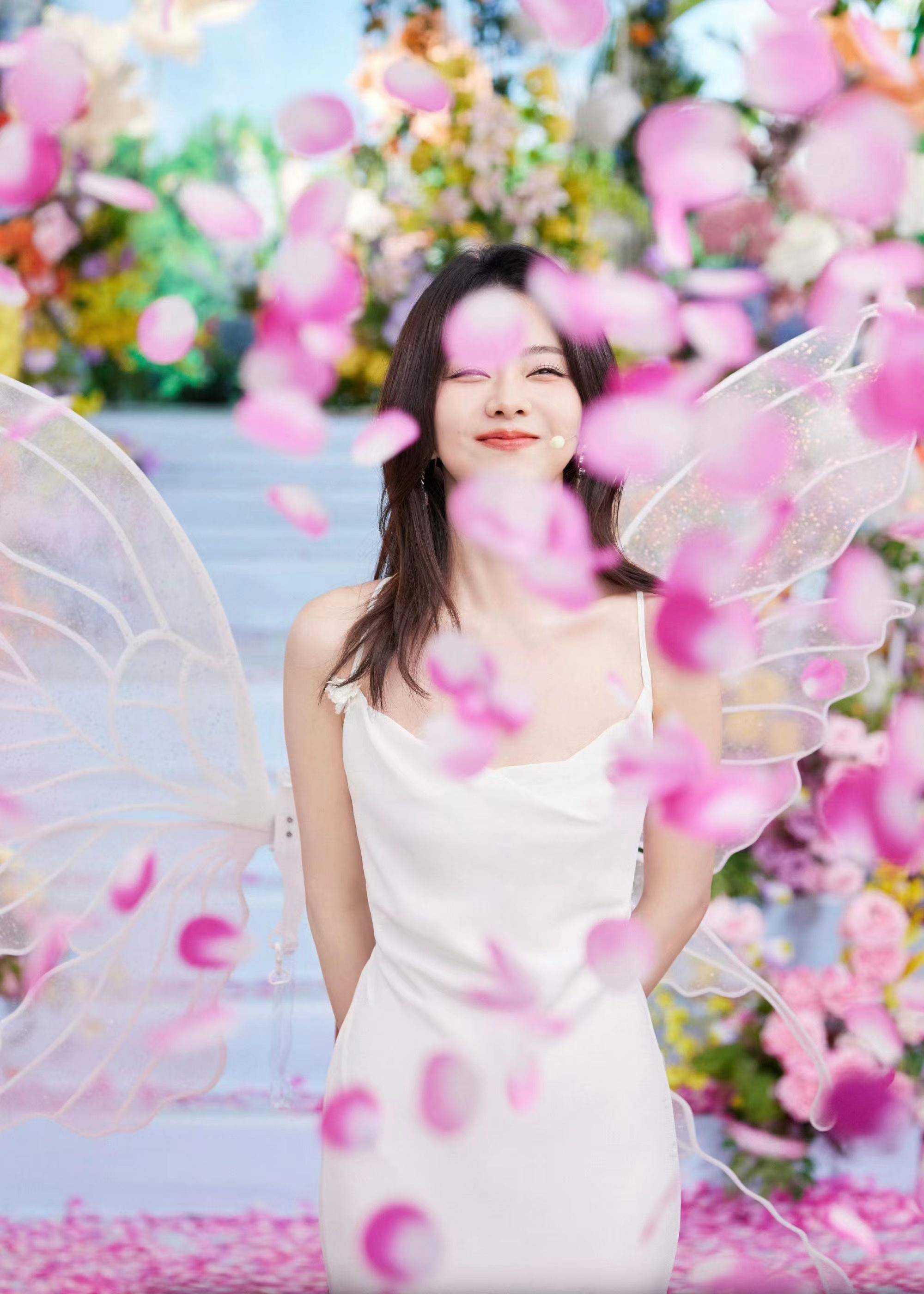 谭松韵直播造型好圈粉,穿一条白色吊带长裙,优雅显气质!