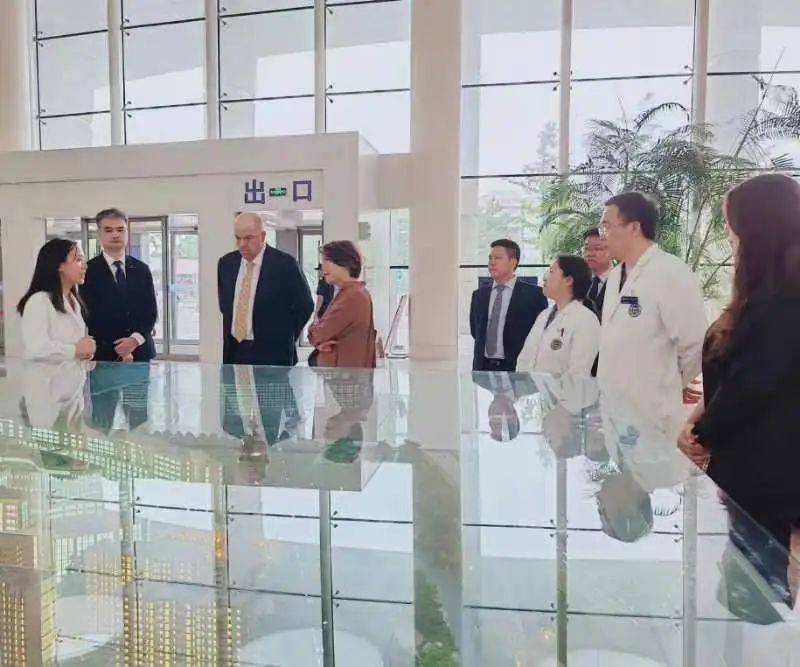 “国际”新闻 | 雅培公司全球执行副总裁路易斯·孟儒毅一行到访北京大学国际医院