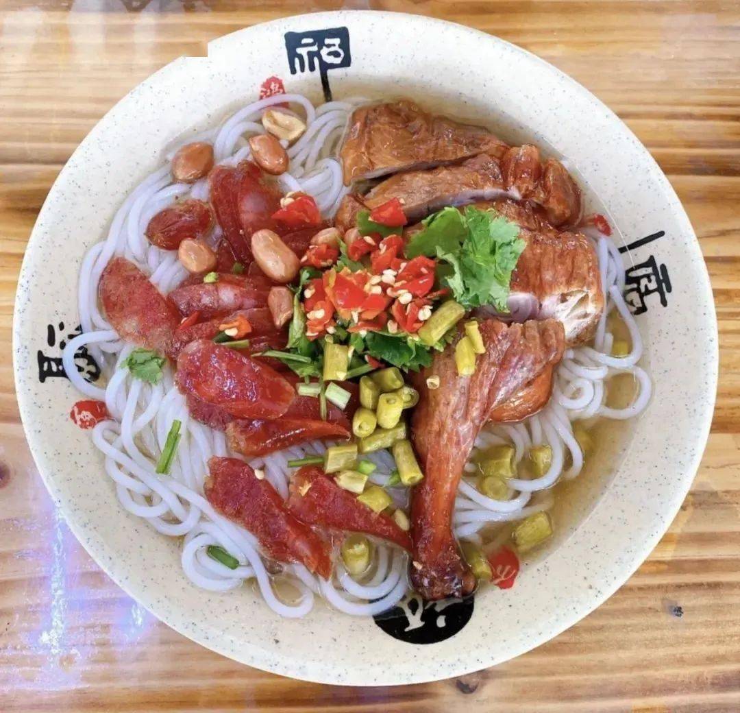 可以在传统米粉的基础上,加上鸭腿,鸭头,叉烧,鸭肠,腊肉等等,也可以