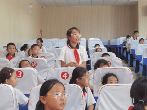 伊金霍洛旗第一小学,第三小学,第六小学组织参加科学家精神进校园活动