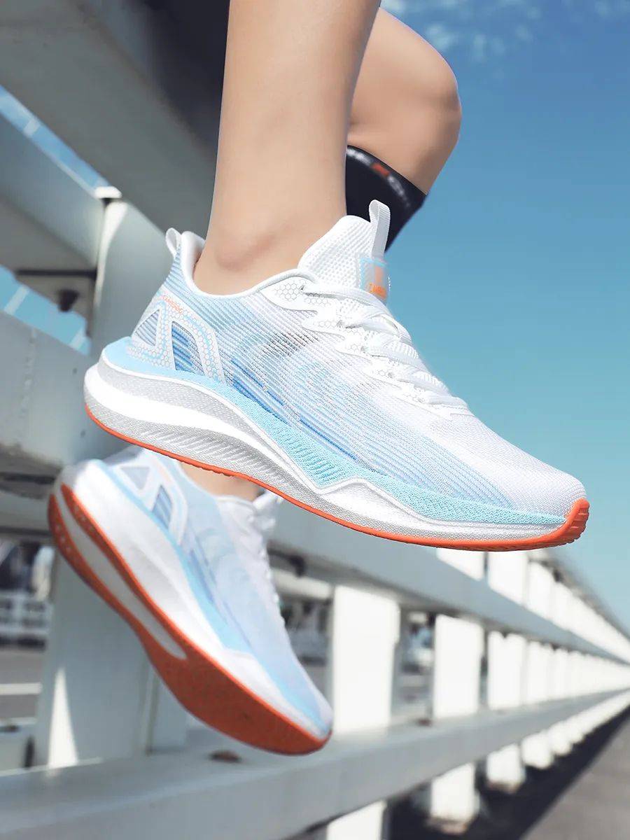 它够轻41码单只重量仅约217g,大约一盒牛奶的重量!跑起来不会累脚