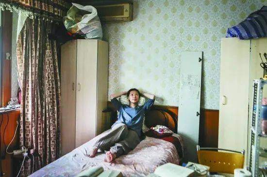 就连拿衣服都要半跪在床上,屋内没落脚的地方,就挤得满满当当了,摆上